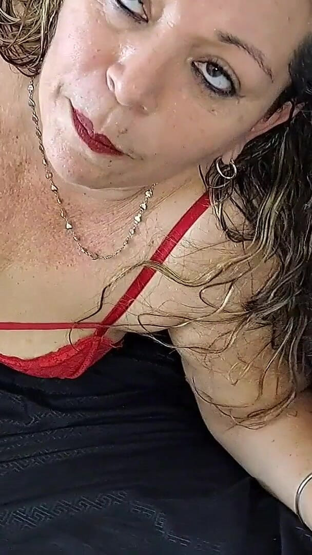 MarieOlsen: Kırmızı İç Çamaşırıyla Seksi Olgun