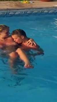Bionda tettona viene sborrata in bocca mentre scopa in piscina