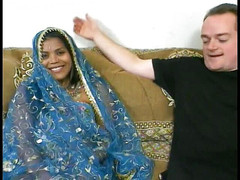 Indian Goddesses: Indische schönheit in blau, sari Rani Khan, putzt gerne einige...