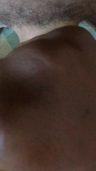 Bella figa nera dai capelli corti sborrata dentro