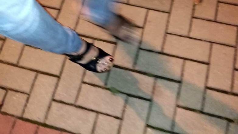 Heelex: Travesti herkesin içinde yüksek topuklu ayakkabı içinde güzel ayaklarını gösteriyor