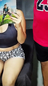 Ibu tiri ngocok kontolnya sambil ngocok kontolnya