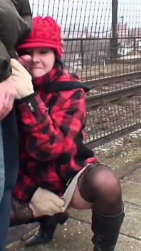 Brunetă se fute cu un tip bătrân lângă o cale ferată
