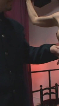 Juego de cera humillante, azotes