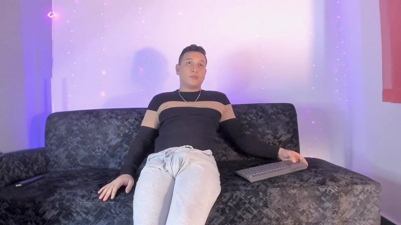 Tomas Styl: Latino Mostra Il Suo Pancione Davanti Alla Telecamera Dentro La...