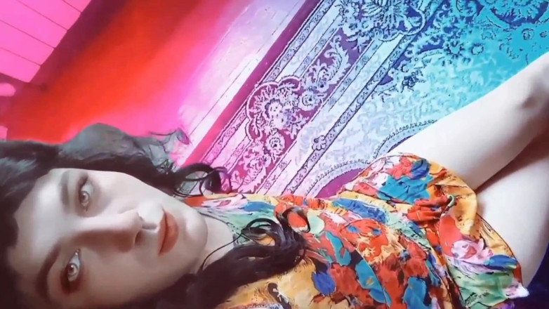 Kitty_Cross: Śliczne Femboy Ciągnięcie oversized sweter na gołe nogi