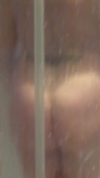 Guarda julie sotto la doccia mentre si prepara