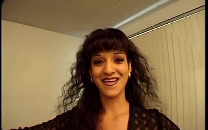 Anal seduction: Neals, jolie fille brûlée du soleil, aime se faire conduire...