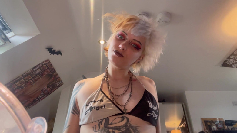 Glitterqueen1999: 黑色的口红恋物癖 - 哥特女孩让她的男友成为一个肮脏的视频