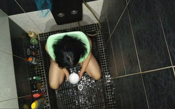 Toilet Mommy: Sexi fru tar enorma sats med piss i ansiktet
