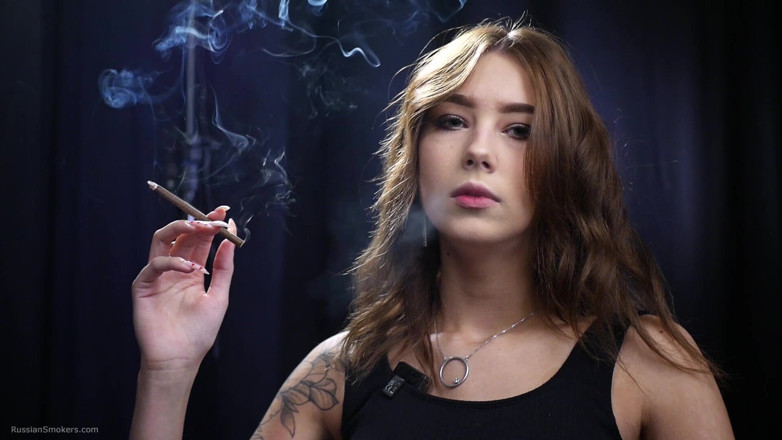 Russian Smokers: 100mm 코르크 담배를 피우는 19살 갈색 머리