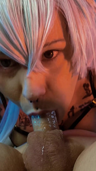 Cosplayerul ia o muie adâncă în gât în 69