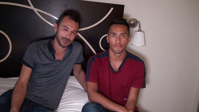 YOUNG FUCKED BY OLDER: Kembar Latino seksi dikongkek ayah untuk berseronok