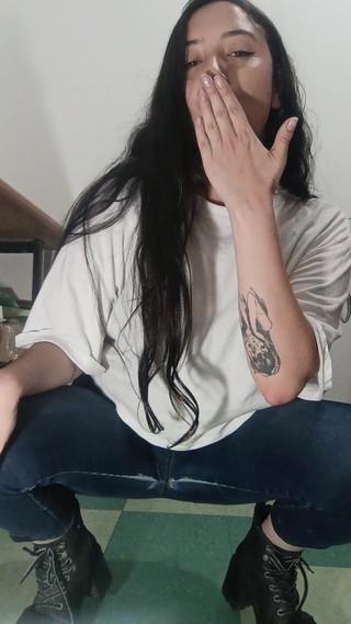 Golden domme: Modeling Worn Jeans