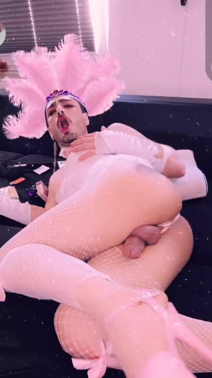 Daddy Femboy: Фембой быстро кончает вживую