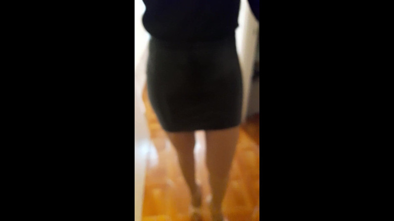 LauraOnHeels: Une MILF avec des talons hauts extrêmes et des collants...