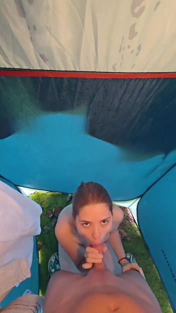 Labestiaylabella: Berkongkek di bilik mandi awam, dengan orang asing di tengah-tengah...