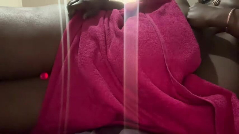 Legendary Booty Overdose: Грудастая толстушка соблазняет и стонет в постели