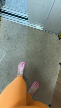Saya suka berjalan dengan sandal jepit merah muda