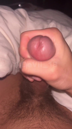 Devil videos: Un sexy de 18 ans se masturbe avec une bite poilue...