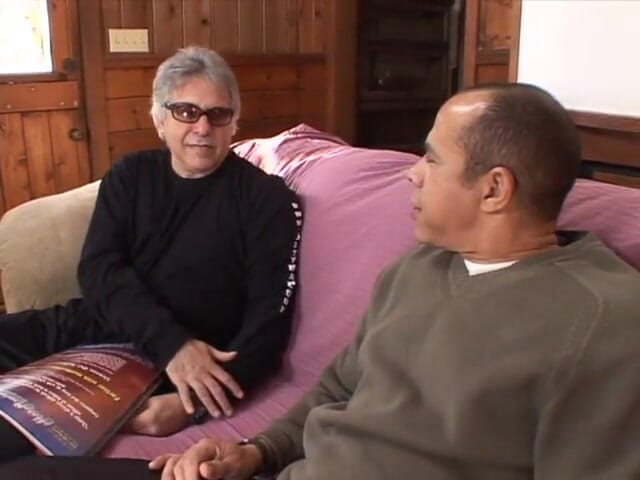 Feet Lovers Creed: Une bombasse excitée fait un footjob en cuir et suce...