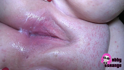 Abby Strange: Gangbang dan bermain pancutan mani dengan Julia dan Lucy