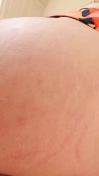 La teen aften opal nella stretta figa bagnata a pecorina viene trapanata a pecorina
