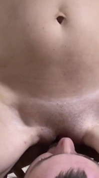 Lei si strofina il suo succo di figa su tutto il viso e sulle labbra