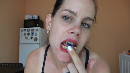 Anna Sky: Anna si cewek seksi dengan raksasa lagi asik muasin memeknya...