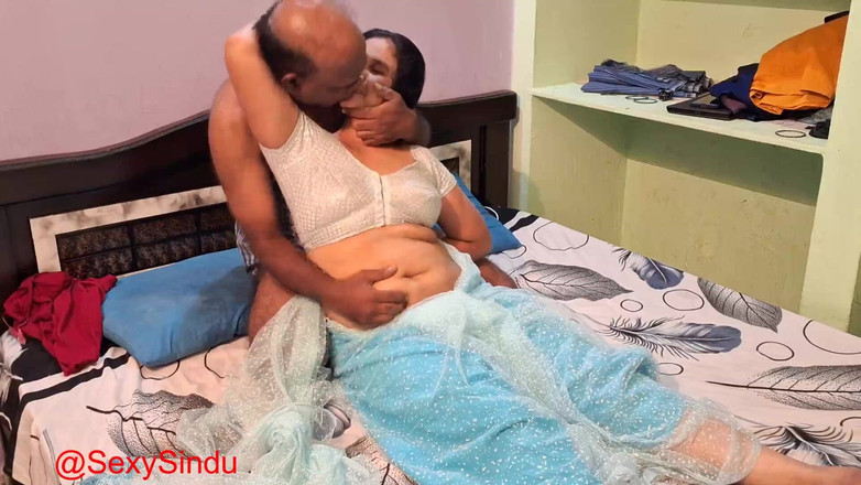 Sexy sindu: 50 साल के आदमी के साथ साड़ी में भारतीय भाभी का सेक्स