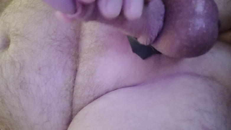 Pellefnatt: 내 친구는 의자에 앉아 그의 작은 자지를 가지고 놀고 있습니다