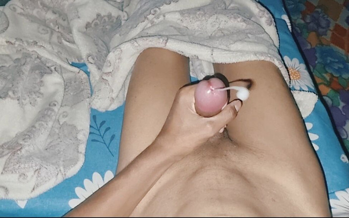 Nickey: Śliczne i gładkie indyjskie femboy masturbuje się i cum na...