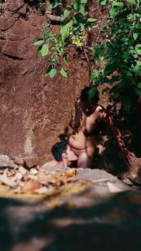 Casal com tesão fode abertamente ao ar livre na floresta indiana