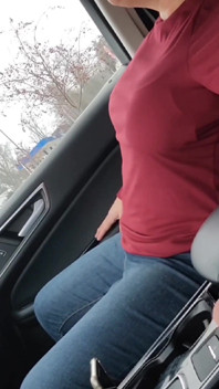 Culotte vibrante et jeu de bite dans la voiture