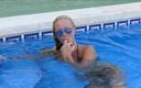 Gspot Productions: Yüzme havuzunda teşhirci göt ve memeler mastürbasyon yapıyor