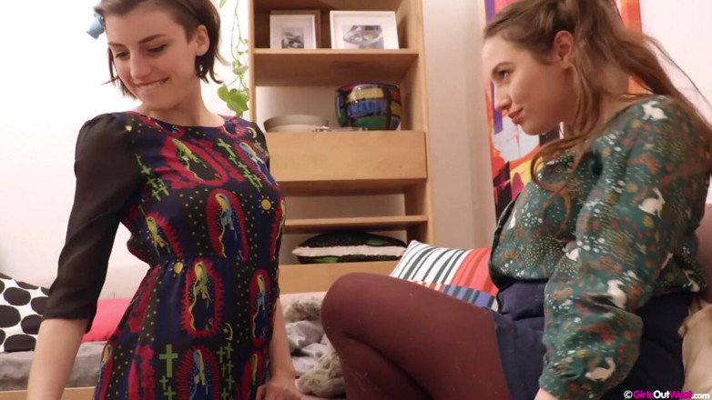 Girls Out West: Lesbiche tettone cattive si godono le uova di cioccolato prima...