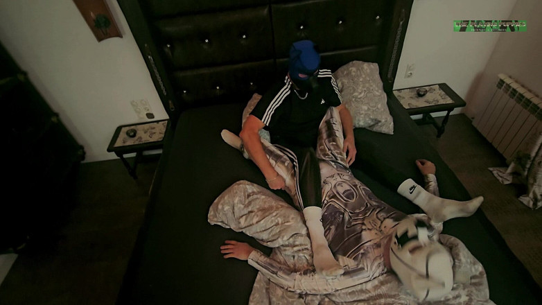 The Playing Puppies: Yavru köpeklerin yatak odasında güreşiyor, ayaklara tapıyor ve azdırıyor bölüm 1