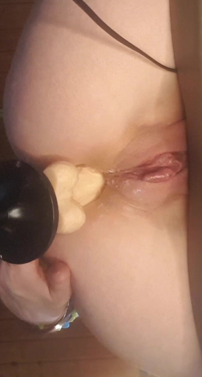 KittieNoOne: La macchina del sesso mi ha distrutto la figa e...