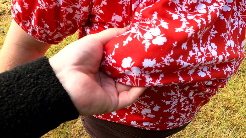 Bouncy Tits Action: Lève ton haut, je veux te gifler la poitrine maintenant