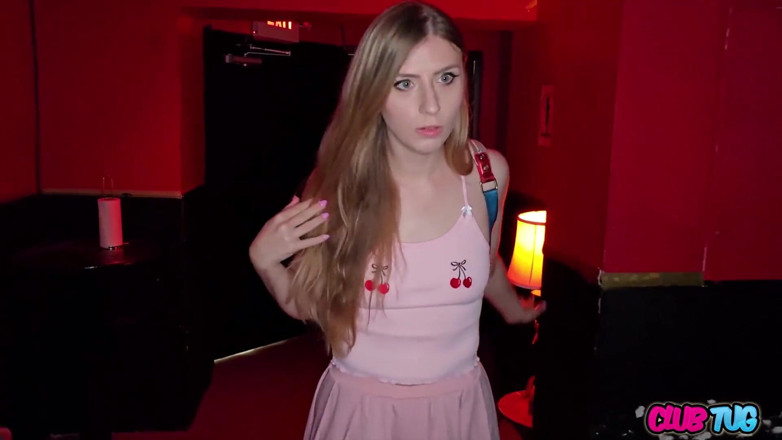Club Tug: Невинная Зима Флинн в кинотеатре для взрослых!