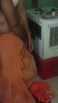 Mujeres casadas glamorosas en sari naranja en la posición de pie romance