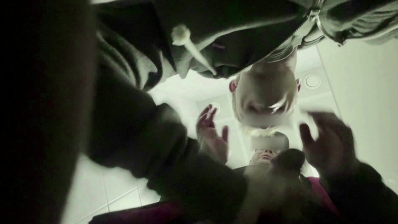 Throateman: Guru yang tebal menghisap tandas awam. Tamparan untuk pelajar