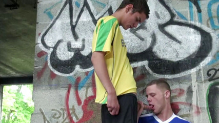 AMATOR PORN MADE IN FRANCE: Tak sexy twinks mladé fotbalisty šukají venku