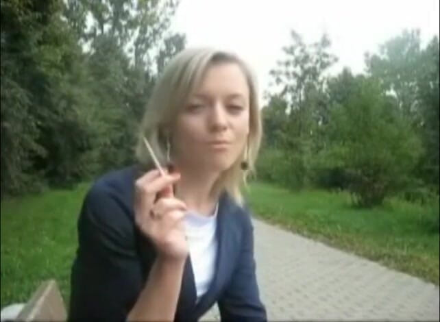 Femdom Austria: Une beauté blonde fume une cigarette à l'extérieur