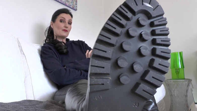 Lady Victoria Valente: Polizaj podeszwy mojego buta swoim językiem! Lady Victoria Valente