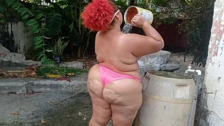 Gordita Culo Rico: Mi puta madrastra toma una ducha en el patio