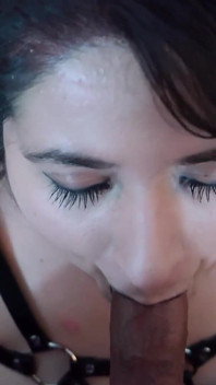 Goth děvka saje svého nevlastního otce