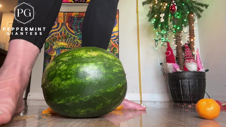 Peppermint Giantess: 67 dev kadın boyutu 16 ağır çekim ayaklar ağır çekim turuncuları eziyor ve...