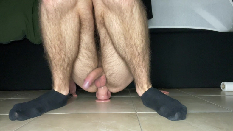 boyzxy212_2: Ragazzo Russo Rigido Gioca Con Un Dildo Mostruoso