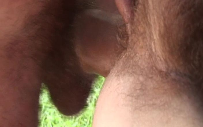 Just X Gays amateur porn: Dziki i wolny: Dwóch mężczyzn poddaje się pożądaniu pod otwartym...